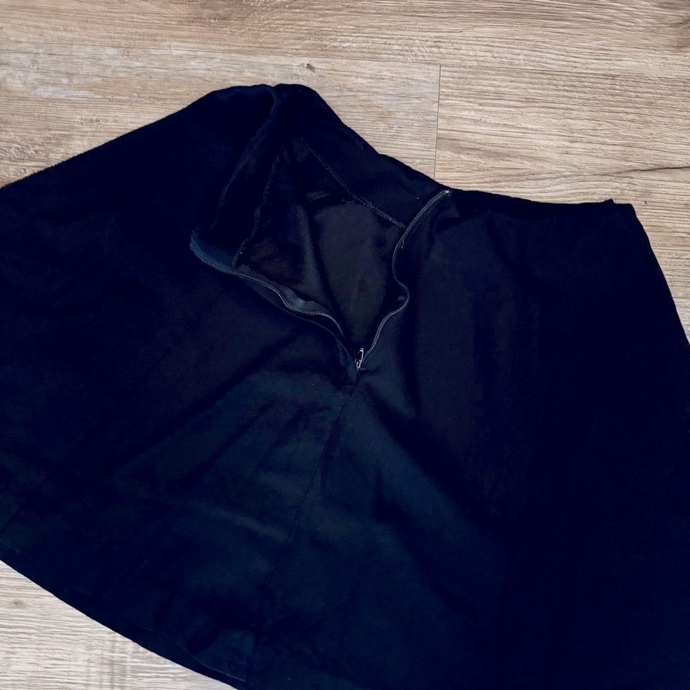 Black Circle Mini Skirt Size Small - Picture 4 of 6